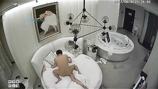 套房偷拍丰满白嫩气质美女不停的索要足足干了3次才放过小鲜肉情人