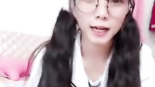 强烈推荐非常可爱漂亮的萝莉一深Z学生装在家用按摩棒自慰