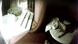 情趣酒店水滴监控TP高素质美女和瘦男友浴缸干到床上对白清晰