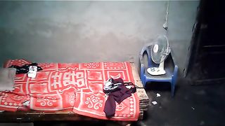 棚户区站街女暗拍洗脚准备开草门被踹开隔壁一对完事的要过来观摩妹子被吓坏了