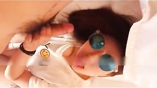 现在流行玩吃鸡不过那么喜欢吃鸡鸡的妹子还头一回碰到