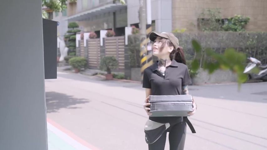 国产自拍-土豪宅男家中潜规则前来送快递的美女小姐姐,威逼利诱脱光衣服从沙发上一直干到床上.国语!