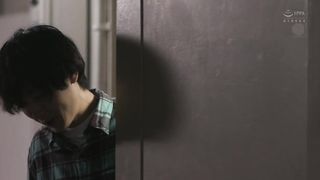 そこには薄着で寒空の下に放り出され