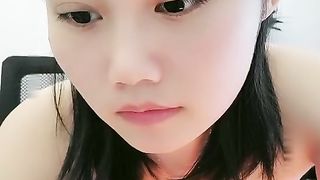 办公室小姐姐勾引同事办公室全裸做爱  办公椅上骑乘大屌顶操刚刮过的小嫩穴 站炮拔套口爆裹射 射嘴里 高清源码录制