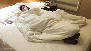 变态小青年网聊涉世未深的单纯大学生美眉翘臀大长腿套路昏睡后带到宾馆给换上黑丝女仆装捆绑戴开嘴器啪啪中途居然醒了