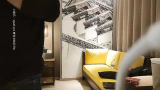 神剑探花外围高素质西装妹，喜欢慢慢玩穿着内衣口交，掰穴舔逼毛毛浓密，抬起双腿猛操套破了