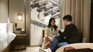 神剑探花外围高素质西装妹，喜欢慢慢玩穿着内衣口交，掰穴舔逼毛毛浓密，抬起双腿猛操套破了