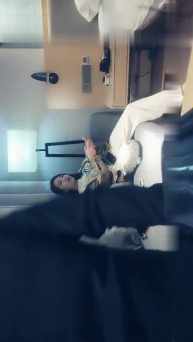 【赵总寻花】实力猛男大战苗条外围小姐姐，各种高难度姿势独一份，疯狂冲击妹子高潮不断呻吟不停