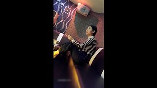 漂亮小美女酒吧被人下药带到酒店迷奸