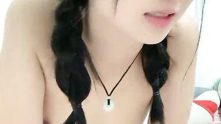 【69堂精品】01年嫩妹甜美吊带黑丝给男友足交骑乘爆操03