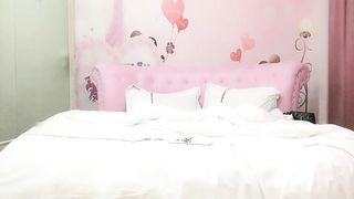 【69堂精品】情趣大圆床操鸭舌帽小姐你屌好大嘴多塞不下