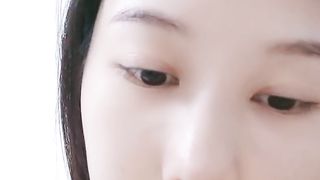 【69堂精品】170CM美妞无毛肥穴房间全裸自摸近距离视角看