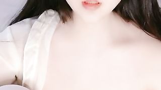 【69堂精品】白嫩美妞拿出假屌乳胶吸吮掰开小穴插入