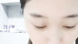 【69堂精品】双胞胎姐妹花浴室诱惑贫乳小奶子翘起美臀拍打