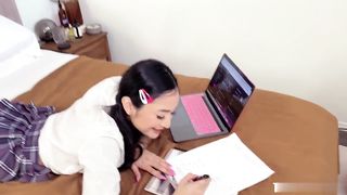 【69堂精品】女孩躺着内裤勒逼刺激阴蒂在爱爱到射