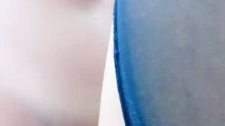 粉嫩骚穴被手指掰开玩弄菊花玩得呻吟不停