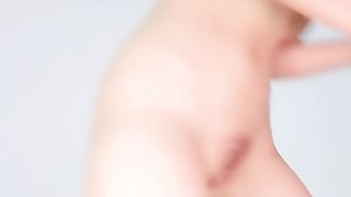 卷发文静乖巧嫩妹难得一见粉嫩美穴精油抹臀油光程亮