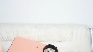 蜜唇小奶昔少女蒙面玩弄鸡巴蛋蛋深插