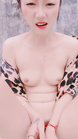 【69免费视频】坐骑上扣骚穴玩弄阴道喷水好壮观