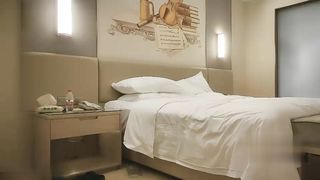 【69堂精品视频】高素质外围妹子沙发舌吻调情舔屌口交侧入