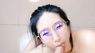 【69堂精品】眼镜美御姐大屌炮友操肥臀舌头舔屌操出白浆