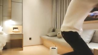 【69堂精品】西装妹子脱掉外套舌吻深喉口交抬起大长腿抽插