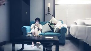 【69堂精品】赵总寻花一线天肥逼可爱妹子沙发上掰穴抽插