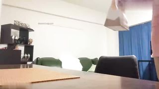 【69堂免费视频】我的室友2穿着高跟丝袜去单身男人的房间想做爱