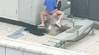 【69堂免费视频】天台门事件中学情侣翘课跑到商场天台啪啪解锁各种姿势围观吃瓜群众看得口干舌燥