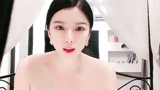 【69堂免费视频】极品美女车模下海床上非常骚主动骑乘位猛坐