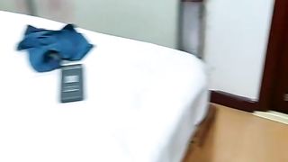 【69堂免费视频】清纯美少女小周妹妹自己闺房自摸诱惑