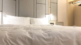 【69堂免费视频】这样的尤物御姐谁能挡的住？丰腴性感连衣包臀裙 软软肉体前凸后翘_