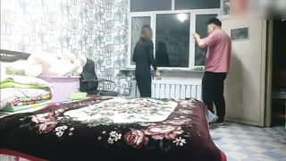 【69堂免费视频】大哥趁着老叔外出打工和老沈偷情，熟女老沈给做饭，吃饱思淫欲无套内射老婶