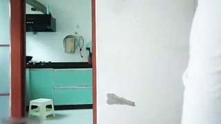 【69堂免费视频】精壮小伙和骚逼亲妈趁父亲不在，从厨房干到我是，直接无套内射，这是要给自己造出个弟儿啊