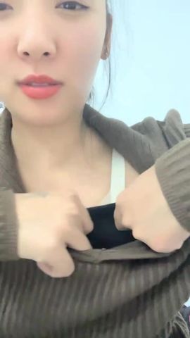 【69堂免费视频】美女厂妹上班偷偷直播，刷礼物就给你看逼