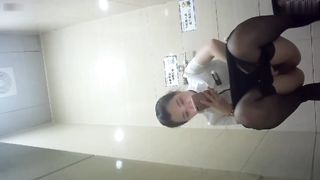 【69堂免费视频】原来女生跟男生一样，盘点女孩在卫生间里自慰被偷拍合集