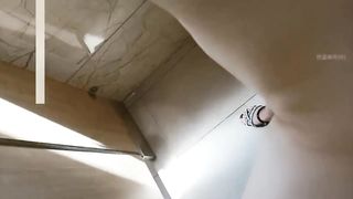 【69堂免费视频】勾搭医院大厅白领少妇，跟到洗手间直接操起来