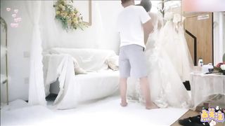 【69堂免费视频】婚纱店偷拍新娘伴娘试婚纱露出可爱奶子