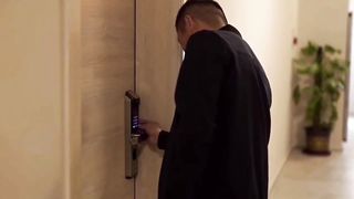 【69堂免费视频】寂寞人妻偷偷跟老公朋友偷情，还射了一逼的精液