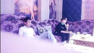 【69堂免费视频】KTV里的淫乱，两人同事开操极品小妹妹