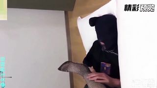 【69堂免费视频】【女王调教】JK美女和男友一起调教狗奴，各种虐待