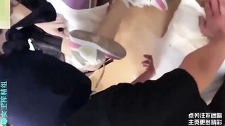 【69堂免费视频】【女王调教】JK美女和男友一起调教狗奴，各种虐待