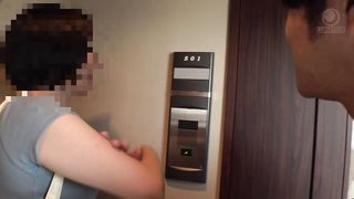 【69堂免费视频】我无法抗拒姨妈的无意识诱惑，她是一位活跃的妻子模特，正试图怀孕，性欲旺盛，所以我立即用活塞操了她，并进行了大汗淋漓的中出性爱。