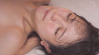 【69堂免费视频】盂兰盆节回家时，我与邻居四叶久违地重逢。酷暑难耐的季节里，我和已经长大超可爱的青梅竹马做爱了三天三夜