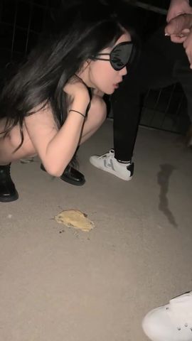 【69堂免费视频】两个骚女深夜驾车户外！没穿内裤塞着跳蛋！蹲着野外尿尿，深喉插嘴吐了，翘起屁股摸穴后入