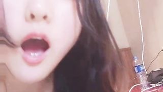 【69堂免费视频】在床上骚的很，抓起屌就要吃