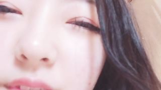 【69堂免费视频】在床上骚的很，抓起屌就要吃