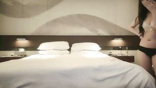 【69堂免费视频】文轩森探花质量提升约两妹子先操一个，笑起来甜美大长腿美女，口交舔屌抬起双腿抽插，侧入快速撞击猛操