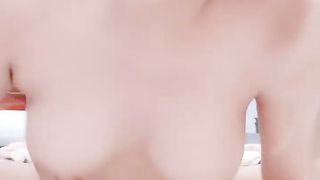 【69堂免费视频】双马尾黄发腰细胸大越南卡哇伊萌妹，逼逼微毛震动棒抽插