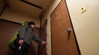 【69堂免费视频】日夜与居民男人发生性关系的荡妇巨乳房东，所有洞兄弟公寓